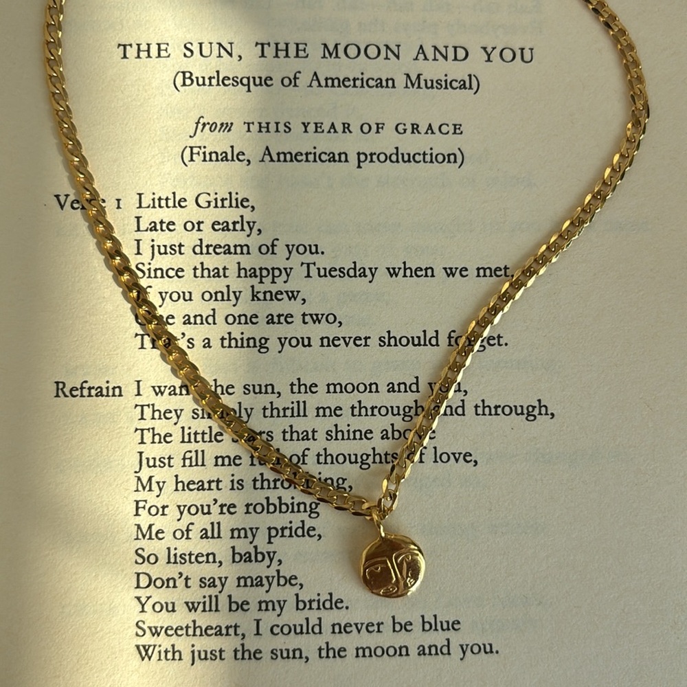 Gold vermile necklace with beautiful ppl pendant